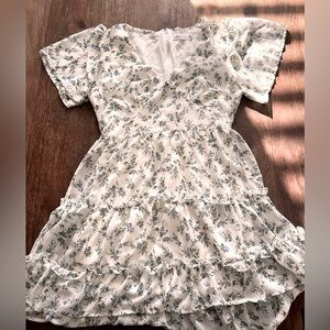 Lulu’s White Floral Print Tiered Short Sleeve Mini Dress Size Small